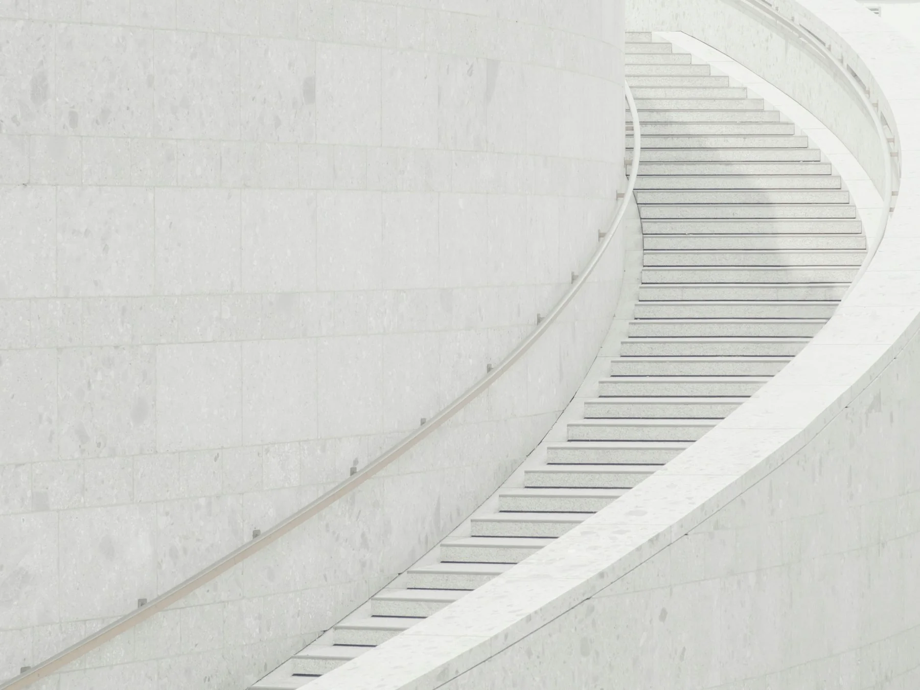 Helle geschwungene Architekturtreppe
