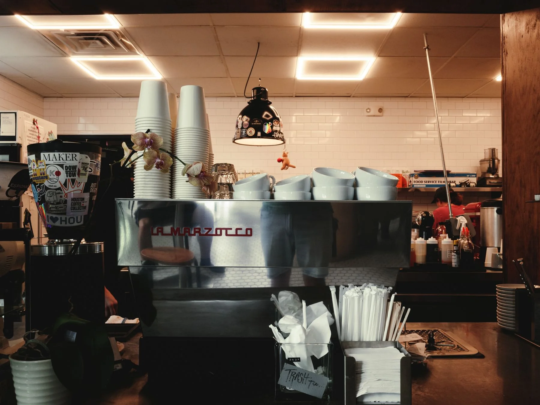 Warm beleuchteter Innenraum eines Cafés