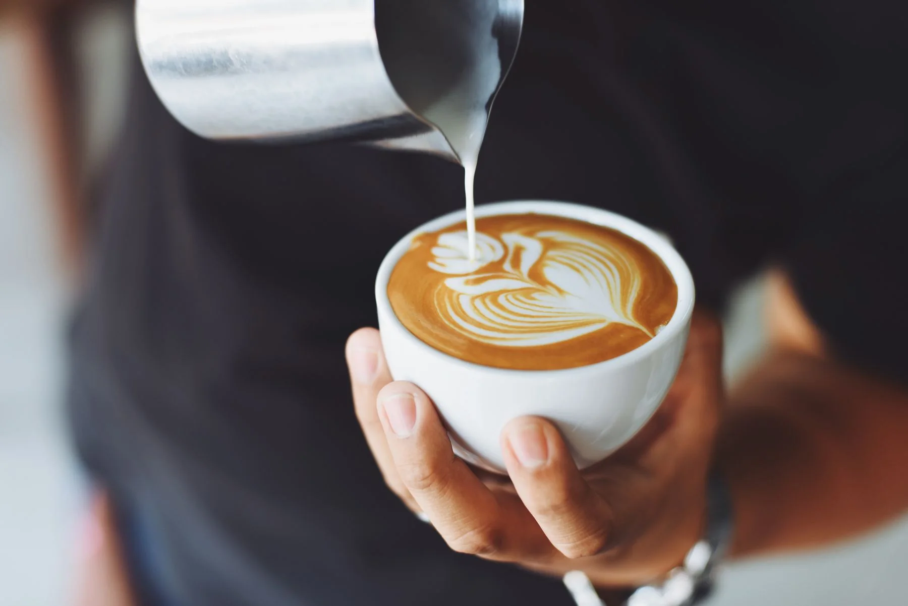 Kaffee in einer Keramiktasse auf dem Tisch