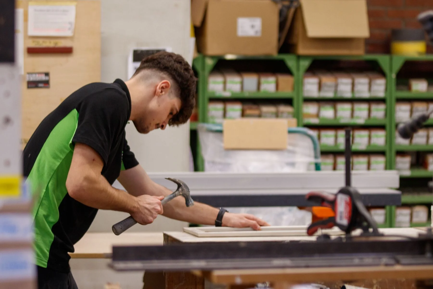 Handwerkliche Arbeit in einer Holzwerkstatt